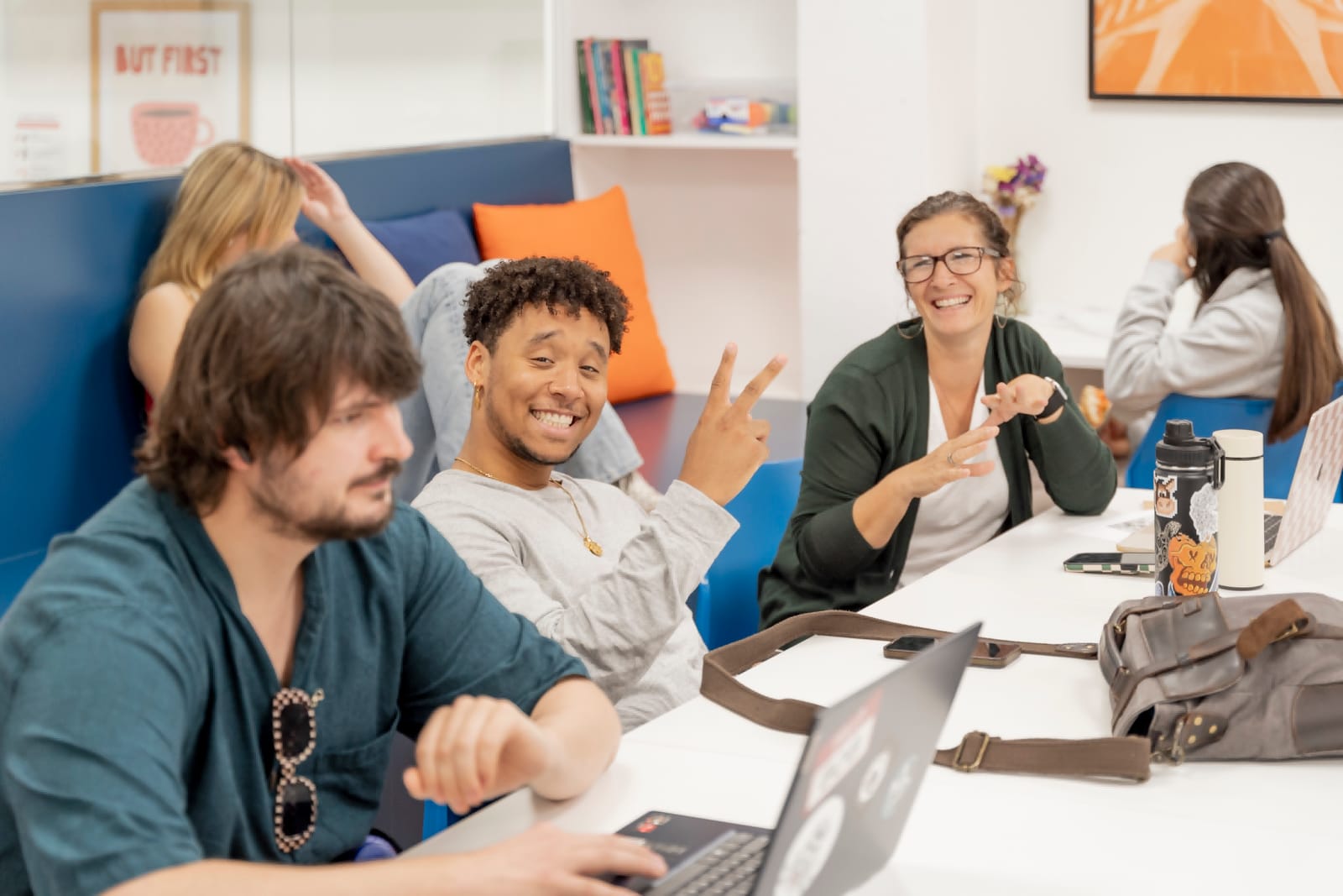Étudiants dans la bibliothèque