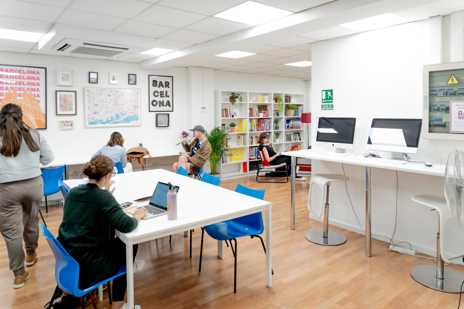Étudiants travaillant dans la bibliothèque