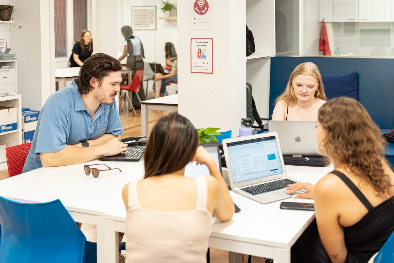Étudiants travaillant dans la bibliothèque