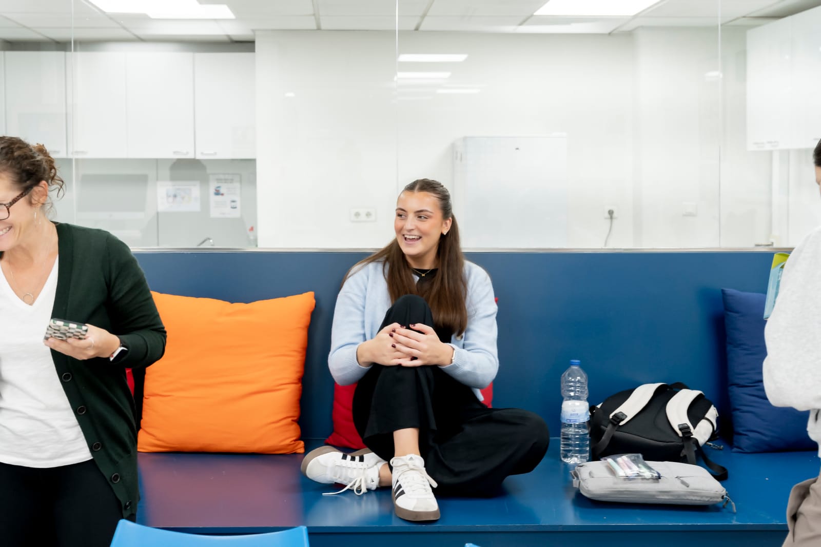 Étudiants se détendant dans la bibliothèque