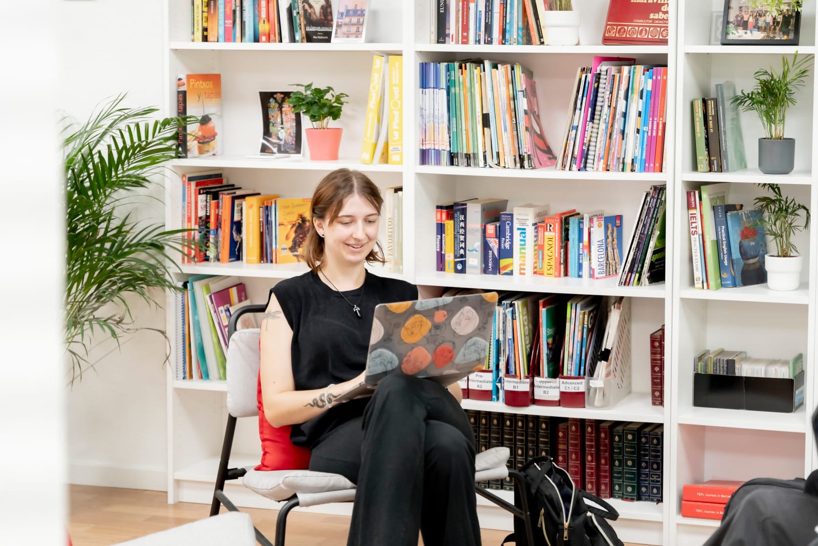 Un étudiant travaillant dans la bibliothèque