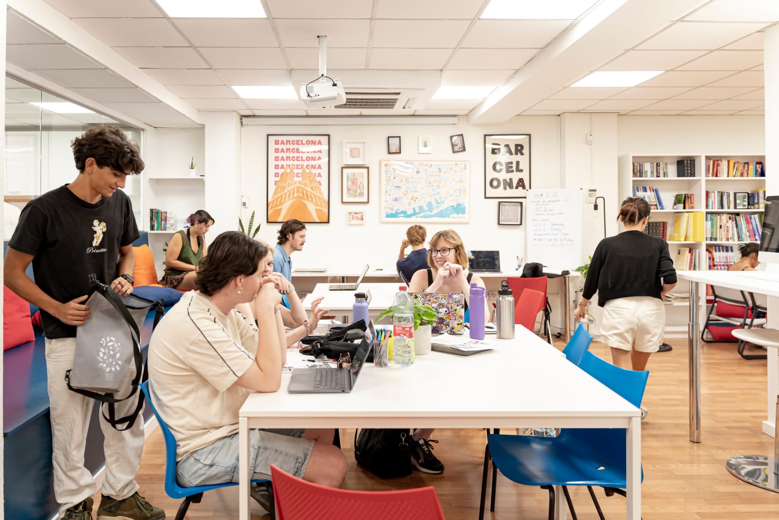 Étudiants dans la bibliothèque